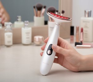 Beautifly LumaLift Pro LED Light Therapy Face and Neck Massager 3