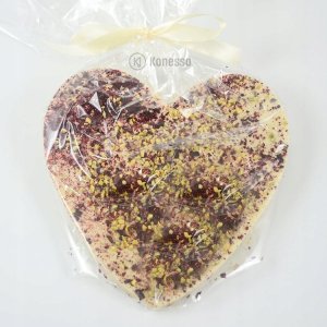 M.Pelczar Chocolatier Serce z białej czekolady dekorowane wiśniami i pistacjami 130g 3