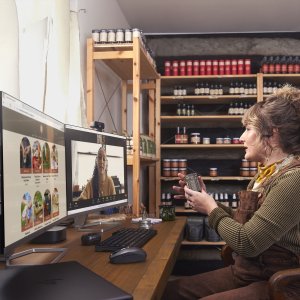 Słuchawki HP Poly Słuchawki douszne Voyager Free 60+ UC w kolorze głębokiej czerni + adapter USB-C BT700 + etui z ładowarką i ekranem dotykowym 2