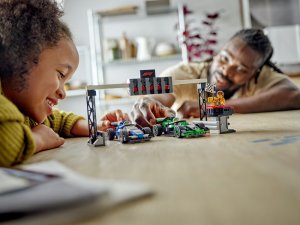 LEGO City Padok F1 z bolidami VCARB i Sauber (60474) 3