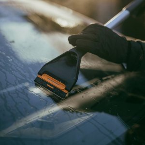 Fiskars SZCZOTKA SAMOCHODOWA I SKROBAK DO ODŚNIEŻANIA, KRÓTKI TRZONEK PLUS 4