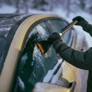 Fiskars SZCZOTKA SAMOCHODOWA I SKROBAK DO ODŚNIEŻANIA, KRÓTKI TRZONEK PLUS 9