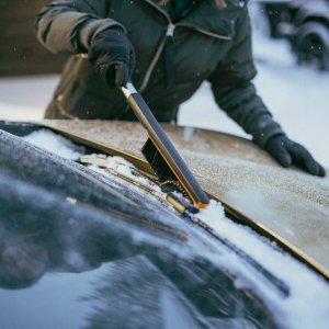 Fiskars SZCZOTKA SAMOCHODOWA I SKROBAK DO ODŚNIEŻANIA, KRÓTKI TRZONEK PLUS 10