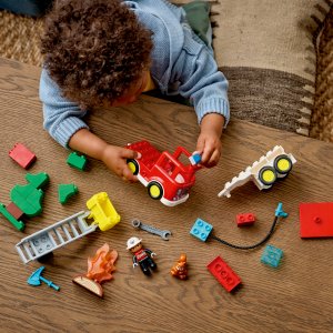 LEGO DUPLO Wóz strażacki z wężem i strażakiem, klocki (10473) 7