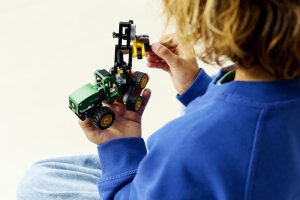LEGO Technic Harwester kołowy John Deere (42218) 3