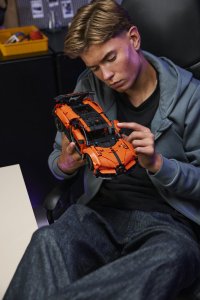 LEGO Technic Hipersamochód Bugatti Chiron (42222) 3