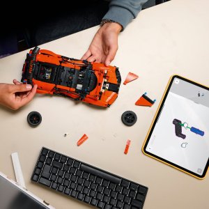 LEGO Technic Hipersamochód Bugatti Chiron (42222) 4