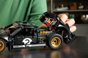 LEGO Technic Samochód wyścigowy 1966 Ford (42223) 7