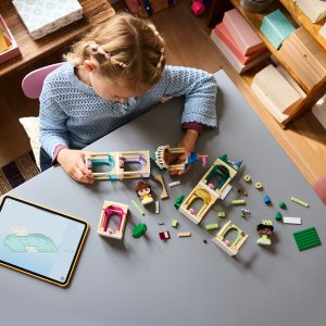 LEGO Disney Mała Bella i Tiana z zamkiem (43291) 7