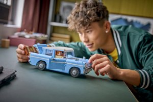 LEGO Harry Potter Zaczarowany latający Ford (76470) 3