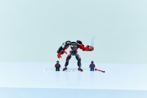LEGO Marvel Miles Morales kontra Spider-Man 2099 (76337) 2