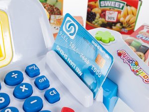 Kasa fiskalna sklepowa z wózkiem i produktami 6