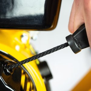 JCB Tools Rębak Spalinowy Do Ogrodu Gałęzi 100 mm 7.5 KM Rozdrabniacz Drewna Z Wyrzutnikiem 360 Koła Terenowe Zaczep Holowniczy 9