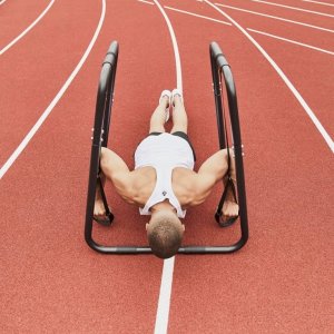 Poręcz do dipów i pompek z wiszącymi uchwytami 9