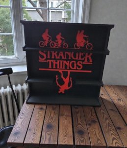 Półka na figurki Stranger Things Kinder Joy Display Stand czarna 5