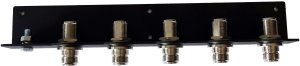 Uziemiająca listwa antenowa z na 5 anten z zainstalowanymi 5 beczkami N 2