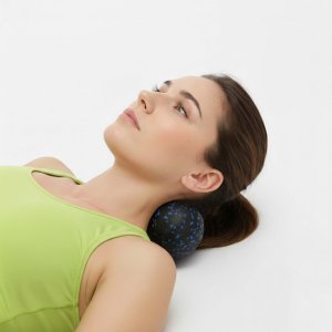 Piłka podwójna do masażu pleców i karku, roller punktowy czarno-niebieski UNIWERSALNY 5