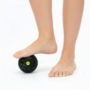 Piłka do masażu pleców i karku, średnio twarda, roller punktowy czarno-zielony UNIWERSALNY 4