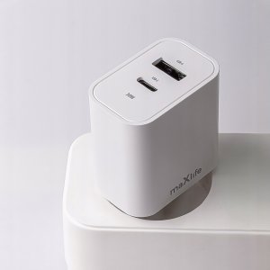 Maxlife ładowarka sieciowa PD QC MXTC-06-30AC 1x USB-C 1x USB 30W biała + kabel USB-C - USB-C 60W 7