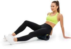 Roller do masażu, ćwiczeń, wałek piankowy średnio twardy czarno-niebieski UNIWERSALNY 12