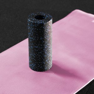 Roller do masażu, ćwiczeń, wałek piankowy średnio twardy czarno-niebieski UNIWERSALNY 9