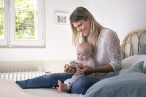 Zestaw prezentowy Żyrafa Sophie z kolorowym gryzakiem na kółku 12