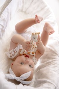 Zestaw prezentowy Żyrafa Sophie z kolorowym gryzakiem na kółku 10