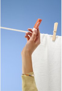 NIVEA_Bridgerton Edition pielęgnująca pomadka do ust Peach Tea 4,8g 3