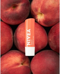 NIVEA_Bridgerton Edition pielęgnująca pomadka do ust Peach Tea 4,8g 4