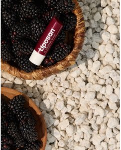 NIVEA_Bridgerton Edition pielęgnująca pomadka do ust Blueberry Pie 4,8g 3