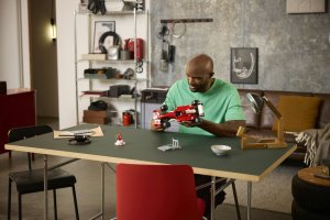 LEGO Icons Ferrari F2004 i Michael Schumacher (11375) 3