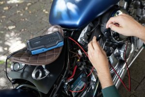 Azo Automatyczna ładowarka do akumulatorów ołowiowych i litowych IP65 6-12V 4-60Ah ANSMANN 13