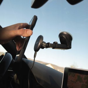 SpaceCase Uchwyt samochodowy z ładowarką indukcyjną do Magsafe na szybę SPACECASE Car Holder MagCharge WM12B Czarny 13