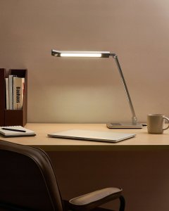 Lampka biurkowa Beliani Lampa biurkowa LED LEPUS Z czujnikiem ruchu Srebrny 2