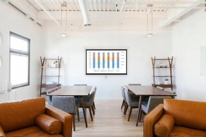 Ekran do projektora Spacetronik Ekran projekcyjny zwijany ręcznie 100" 16:9 4