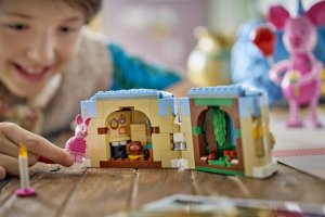 LEGO Disney Przyjęcie urodzinowe Prosiaczka (43305) 3