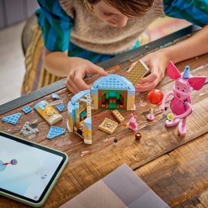 LEGO Disney Przyjęcie urodzinowe Prosiaczka (43305) 4