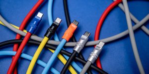 Newell Kabel Newell USB-C - USB-C 100 W, 1,5 m, silikonowy, spiralny, zielono-bordowy 9