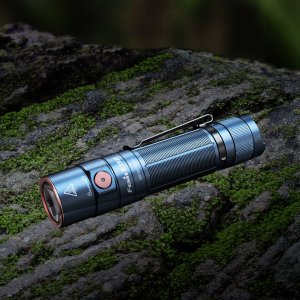 Latarka czołowa Fenix Latarka LED E35R granatowa 6