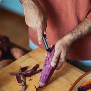 Fiskars Obieraczka z ruchomym ostrzem 1079960 2