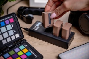 Ładowarka do aparatu Eneride Ładowarka trzykanałowa Newell CD-USB-C do akumulatorów LP-E17 do Canon 12