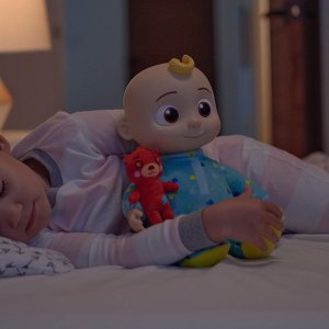 Jazwares Lalka interaktywna COCOMELON Musical Bedtime JJ Doll 33 cm melodie 7