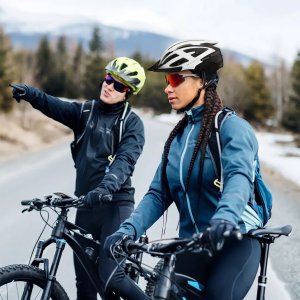 Wozinsky Kask rowerowy z odpinanym daszkiem i tylną lampką USB 54-57 cm - czarno-biały WOZINSKY 2