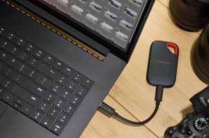 Dysk zewnętrzny SSD SanDisk Extreme Portable V3 2TB Czarno-pomarańczowy (SDSSDE70-2T00-G25) 2