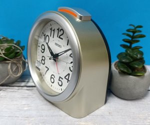 Seiko Budzik SEIKO QHE211G nie tyka 12 cm złoty . 3