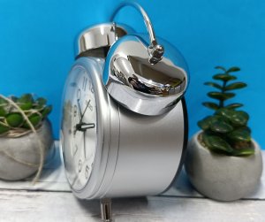 Seiko Budzik Seiko QHK063S alarm mechaniczny 11x15 cm srebrny . 4