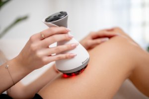 AD Accessories Masażer antycellulitowy z funkcją bańki chińskiej Humanas DermaSmooth Revive EMS - biały 29