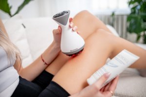 AD Accessories Masażer antycellulitowy z funkcją bańki chińskiej Humanas DermaSmooth Revive EMS - biały 33