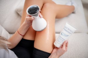AD Accessories Masażer antycellulitowy z funkcją bańki chińskiej Humanas DermaSmooth Revive EMS - biały 34