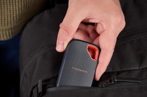 Dysk zewnętrzny SSD SanDisk Extreme Portable V3 4TB czarny-pomarańczowy (SDSSDE70-4T00-G25) 3